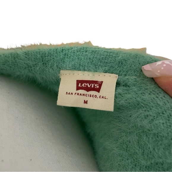 Levi’s Bunny Sweater - Picture 5 of 8